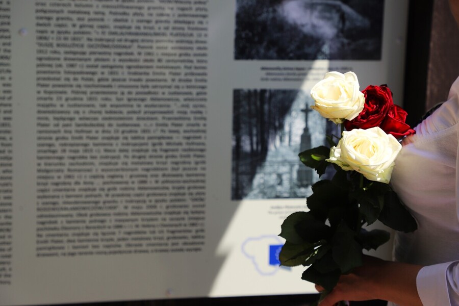 Oznaczenie tabliczką ,,Grób Weterana” pomnika Emilii Plater na starym cmentarzu w Kopciowie – 8 lipca 2024, fot. Paula Prudziłowicz (IPN)