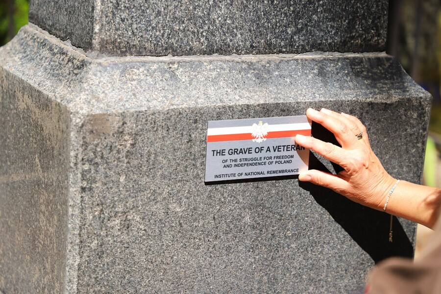 Oznaczenie tabliczką ,,Grób Weterana” pomnika Emilii Plater na starym cmentarzu w Kopciowie – 8 lipca 2024, fot. Paula Prudziłowicz (IPN)