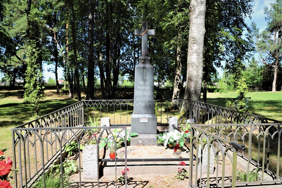 Oznaczenie tabliczką ,,Grób Weterana” pomnika Emilii Plater na starym cmentarzu w Kopciowie – 8 lipca 2024, fot. Paula Prudziłowicz (IPN)