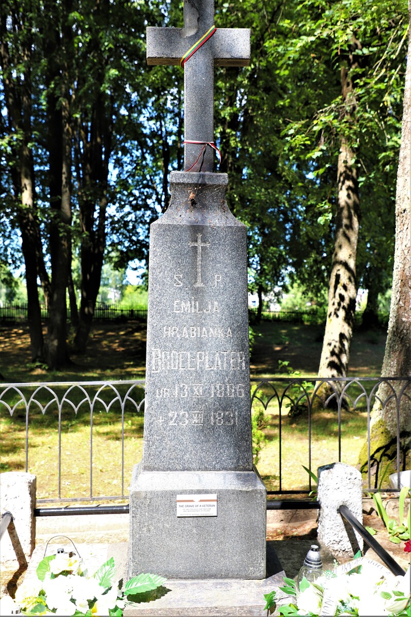 Oznaczenie tabliczką ,,Grób Weterana” pomnika Emilii Plater na starym cmentarzu w Kopciowie – 8 lipca 2024, fot. Paula Prudziłowicz (IPN)