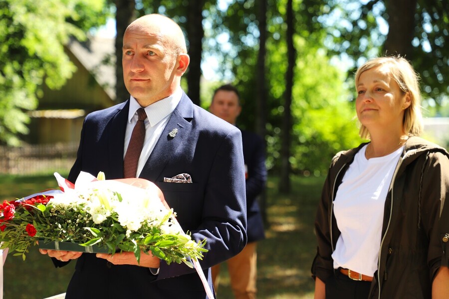 Oznaczenie tabliczką ,,Grób Weterana” pomnika Emilii Plater na starym cmentarzu w Kopciowie – 8 lipca 2024, fot. Paula Prudziłowicz (IPN)