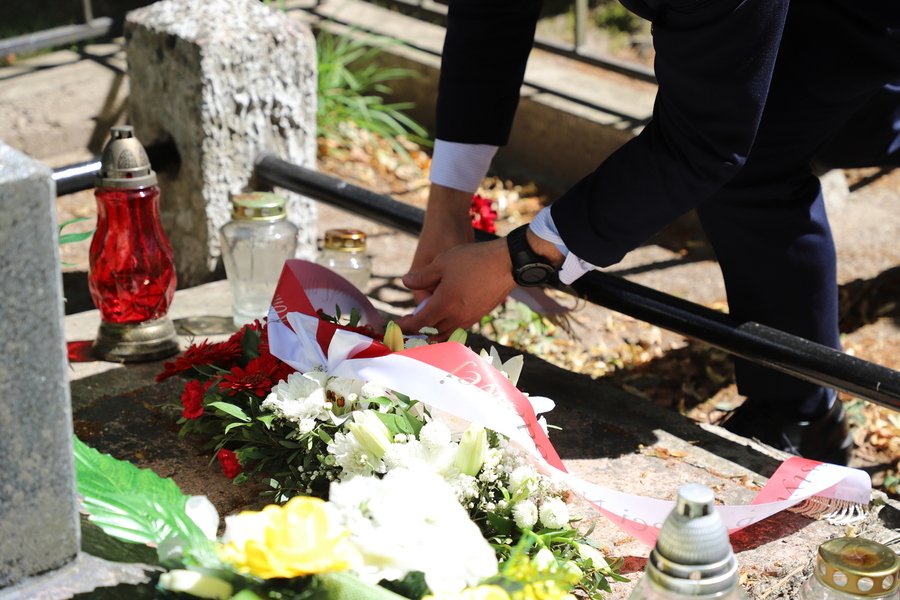 Oznaczenie tabliczką ,,Grób Weterana” pomnika Emilii Plater na starym cmentarzu w Kopciowie – 8 lipca 2024, fot. Paula Prudziłowicz (IPN)