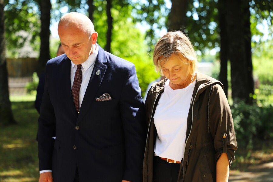 Oznaczenie tabliczką ,,Grób Weterana” pomnika Emilii Plater na starym cmentarzu w Kopciowie – 8 lipca 2024, fot. Paula Prudziłowicz (IPN)