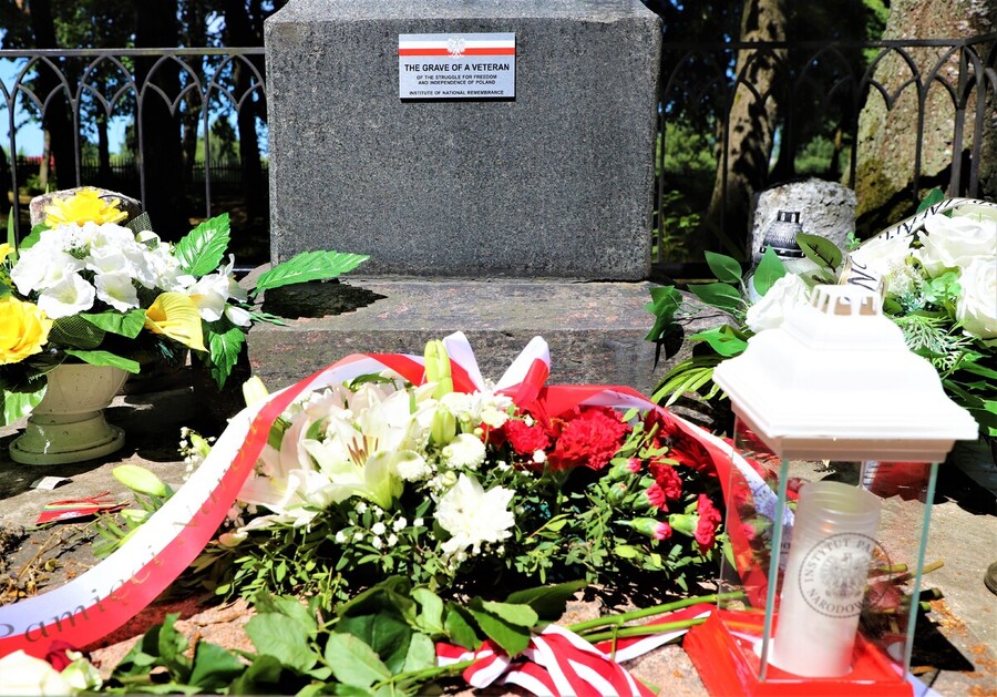 Oznaczenie tabliczką ,,Grób Weterana” pomnika Emilii Plater na starym cmentarzu w Kopciowie – 8 lipca 2024, fot. Paula Prudziłowicz (IPN)