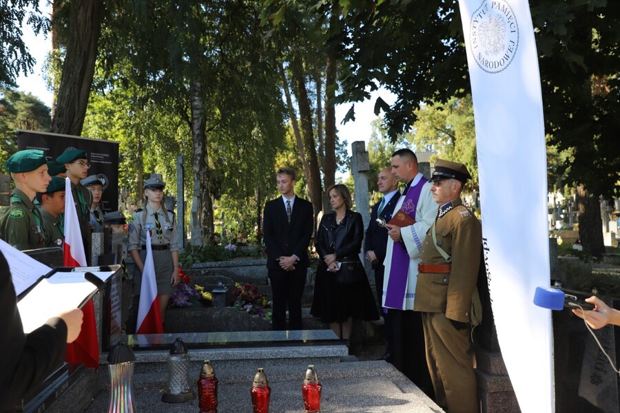 Uroczyste oznaczenie i poświęcenie wyremontowanego grobu śp. mjr. Aleksandra Komara – 13 sierpnia 2024, fot. Katarzyna Dojs (IPN)