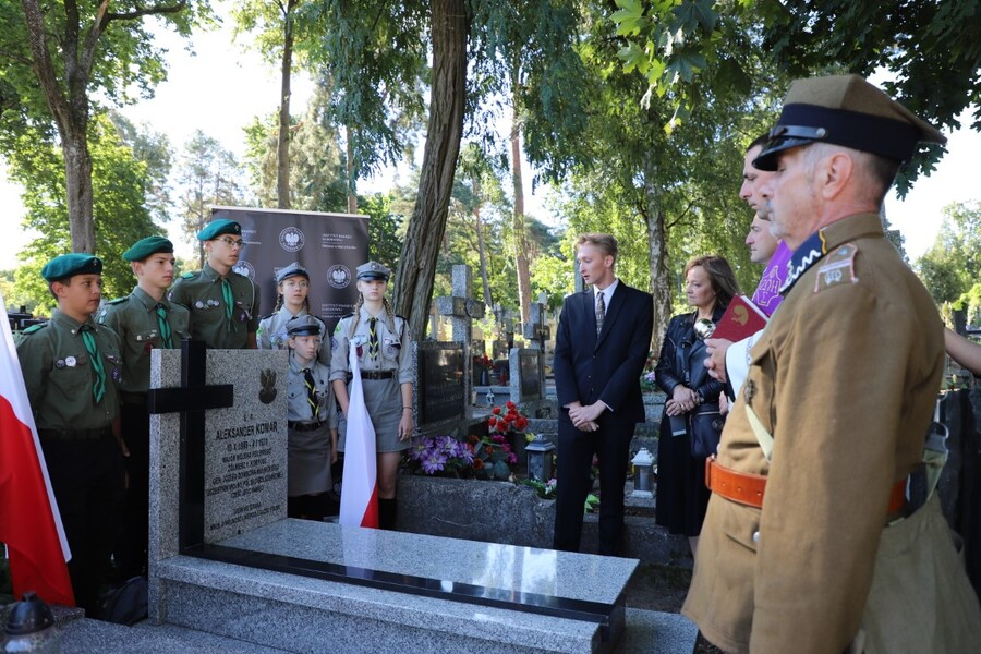 Uroczyste oznaczenie i poświęcenie wyremontowanego grobu śp. mjr. Aleksandra Komara – 13 sierpnia 2024, fot. Katarzyna Dojs (IPN)
