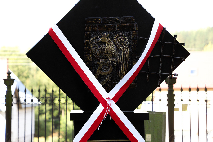 Uroczyste odsłonięcie i poświęcenie wyremontowanego pomnika Armii Krajowej w Dąbrowie Białostockiej – 27 września 2024, fot. Paula Prudziłowicz (IPN)