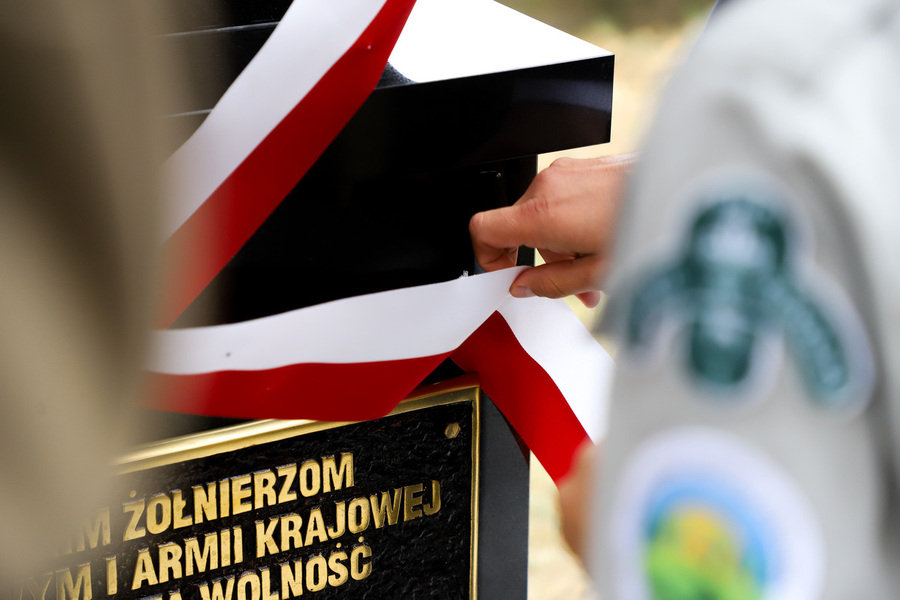 Uroczyste odsłonięcie i poświęcenie wyremontowanego pomnika Armii Krajowej w Dąbrowie Białostockiej – 27 września 2024, fot. Paula Prudziłowicz (IPN)