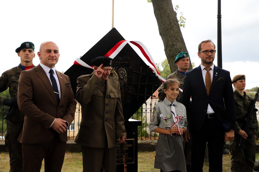 Uroczyste odsłonięcie i poświęcenie wyremontowanego pomnika Armii Krajowej w Dąbrowie Białostockiej – 27 września 2024, fot. Paula Prudziłowicz (IPN)