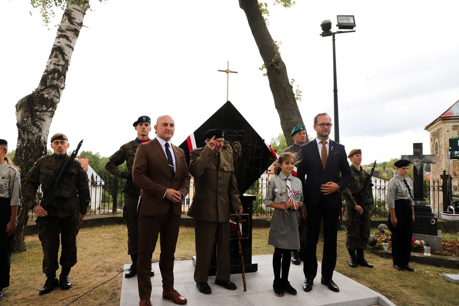 Uroczyste odsłonięcie i poświęcenie wyremontowanego pomnika Armii Krajowej w Dąbrowie Białostockiej – 27 września 2024, fot. Paula Prudziłowicz (IPN)