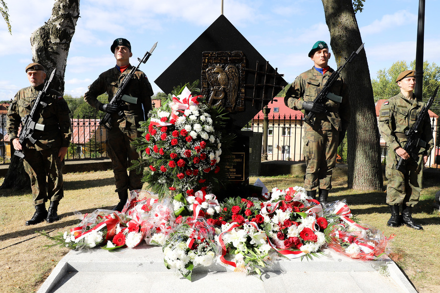 Uroczyste odsłonięcie i poświęcenie wyremontowanego pomnika Armii Krajowej w Dąbrowie Białostockiej – 27 września 2024, fot. Paula Prudziłowicz (IPN)