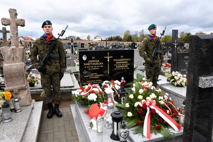 Uroczyste oznaczenie i poświęcenie grobu śp. Jadwigi Świętorzeckiej ,,Stokrotki” – 15 października 2024, fot. Katarzyna Dojs (IPN)