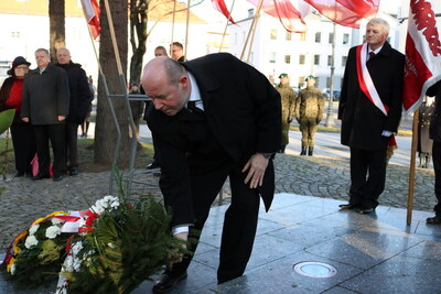 13 grudnia 2017 r. Dyrektor Oddziału dr hab. Piotr Kardela składa kwiaty pod pomnikiem bł. ks. Jerzego Popiełuszki