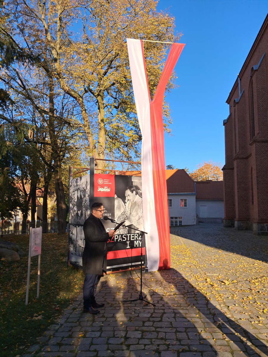 Wystawa „Nasz Duszpasterz i my. Ks. Jerzy Popiełuszko w fotografiach i wspomnieniach Jerzego Szóstki”.