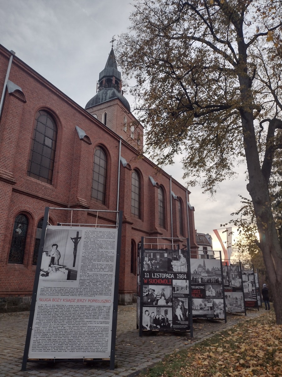 Wystawa „Nasz Duszpasterz i my. Ks. Jerzy Popiełuszko w fotografiach i wspomnieniach Jerzego Szóstki”.