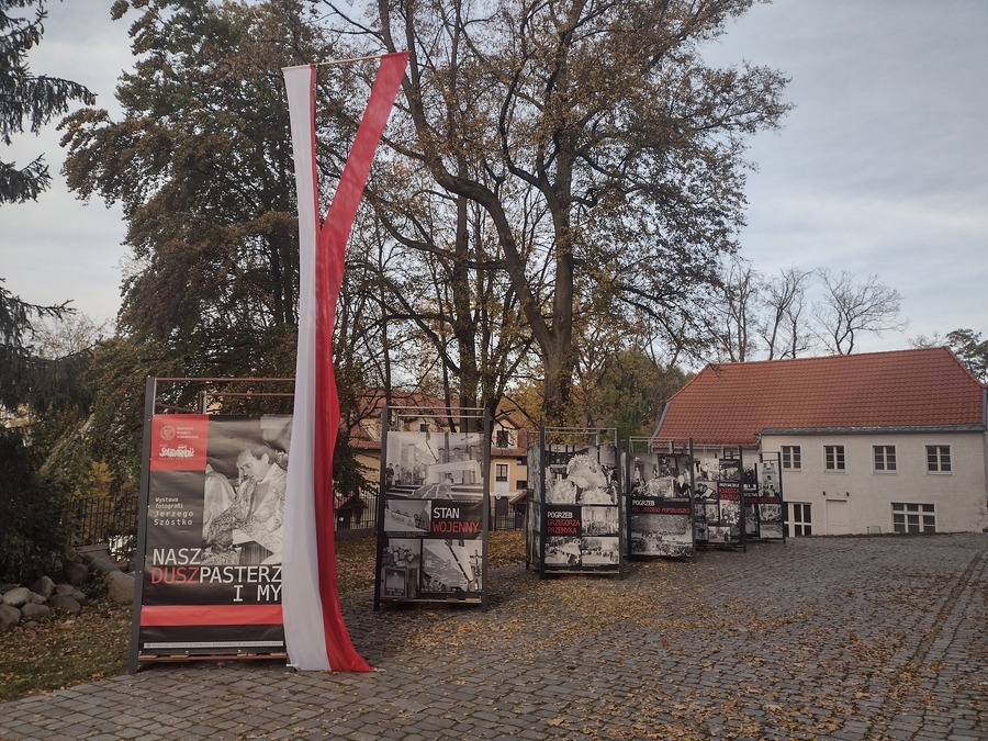 Wystawa „Nasz Duszpasterz i my. Ks. Jerzy Popiełuszko w fotografiach i wspomnieniach Jerzego Szóstki”.