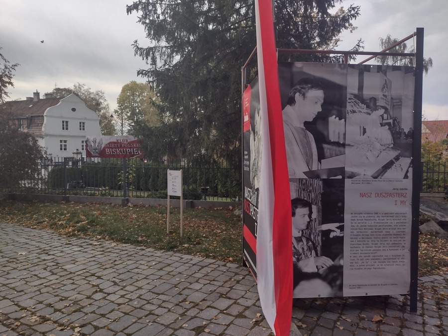 Wystawa „Nasz Duszpasterz i my. Ks. Jerzy Popiełuszko w fotografiach i wspomnieniach Jerzego Szóstki”.