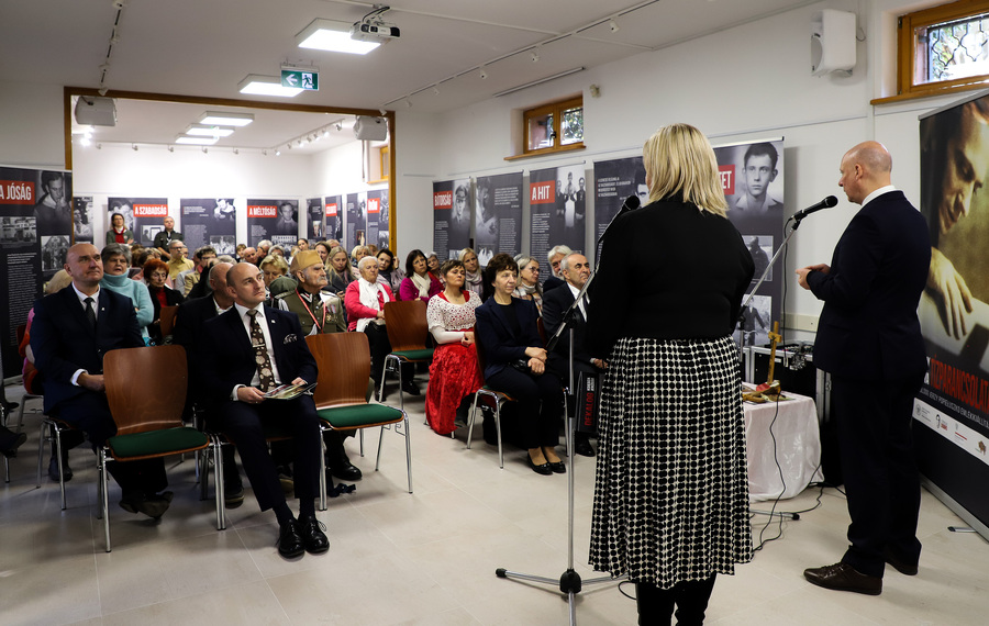 Otwarcie wystawy pt. „Dekalog Księdza Jerzego” z okazji 40. rocznicy męczeńskiej śmierci bł. ks. Jerzego Popiełuszki w Domu Polskim w Budapeszcie – 10 listopada 2024, fot. Paula Prudziłowicz (IPN)