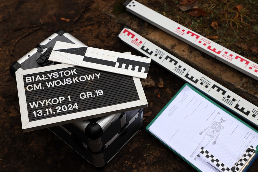 Prace poszukiwawcze na terenie cmentarza wojskowego przy ul. 11 Listopada w Białymstoku – 12-15 listopada, fot. Iwona Kolasińska (IPN)