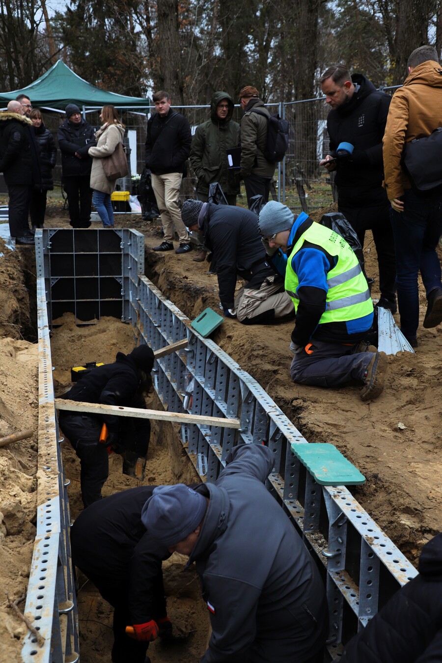 Prace poszukiwawcze na terenie cmentarza wojskowego przy ul. 11 Listopada w Białymstoku – 12-15 listopada, fot. Iwona Kolasińska (IPN)