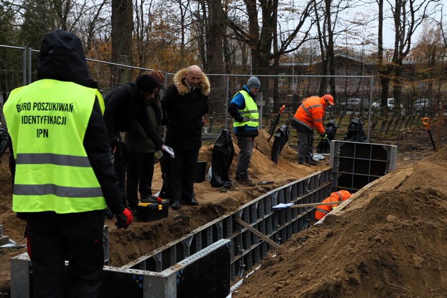 Prace poszukiwawcze na terenie cmentarza wojskowego przy ul. 11 Listopada w Białymstoku – 12-15 listopada, fot. Iwona Kolasińska (IPN)