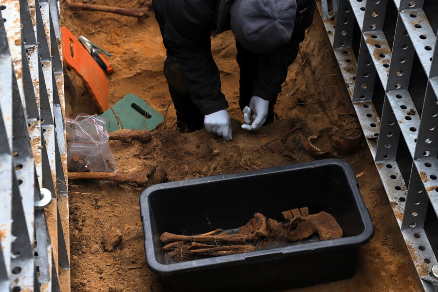 Prace poszukiwawcze na terenie cmentarza wojskowego przy ul. 11 Listopada w Białymstoku – 12-15 listopada, fot. Iwona Kolasińska (IPN)