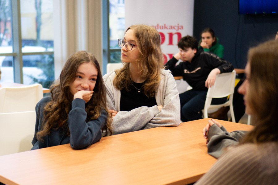 Zajęcia dla uczniów w oparciu o świąteczny materiał edukacyjny pt. „Bombka z Memmingen” – 29 listopada 2024, fot. Paweł Bezubik.