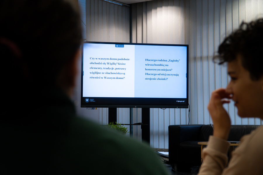 Zajęcia dla uczniów w oparciu o świąteczny materiał edukacyjny pt. „Bombka z Memmingen” – 29 listopada 2024, fot. Paweł Bezubik.