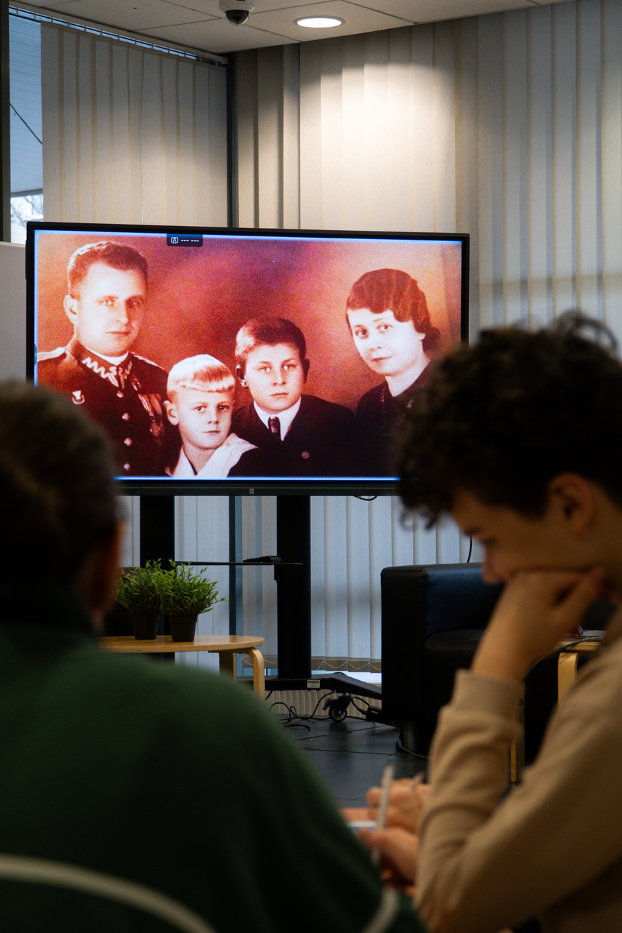 Zajęcia dla uczniów w oparciu o świąteczny materiał edukacyjny pt. „Bombka z Memmingen” – 29 listopada 2024, fot. Paweł Bezubik.