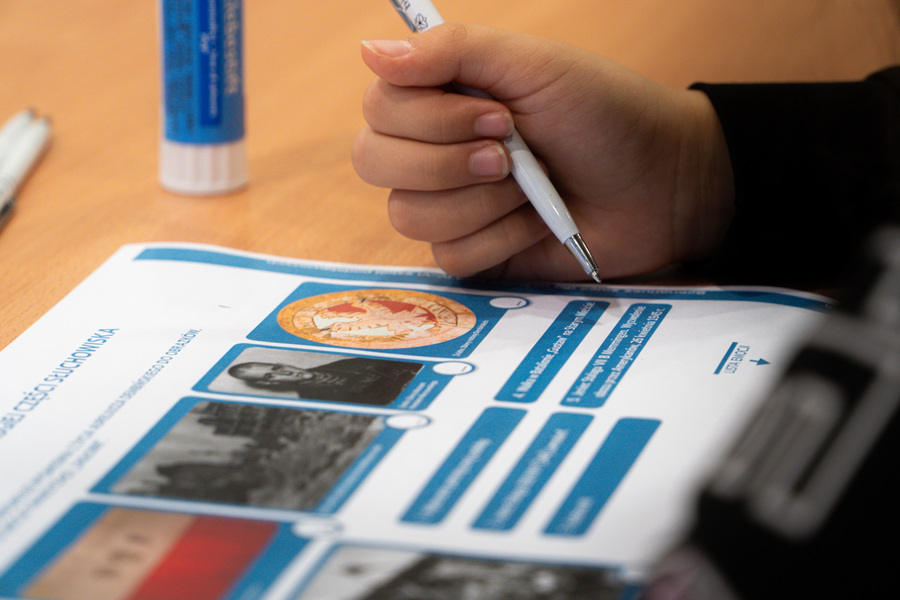 Zajęcia dla uczniów w oparciu o świąteczny materiał edukacyjny pt. „Bombka z Memmingen” – 29 listopada 2024, fot. Paweł Bezubik.