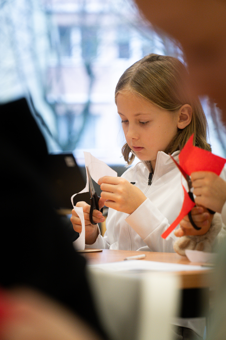 Zajęcia dla uczniów w oparciu o świąteczny materiał edukacyjny pt. „Bombka z Memmingen” – 29 listopada 2024, fot. Paweł Bezubik.