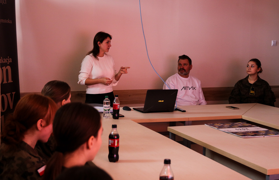 Grudniowe spotkania z młodzieżą w ramach Ogólnopolskiego Konkursu Edukacyjnego „Silni Polską!”