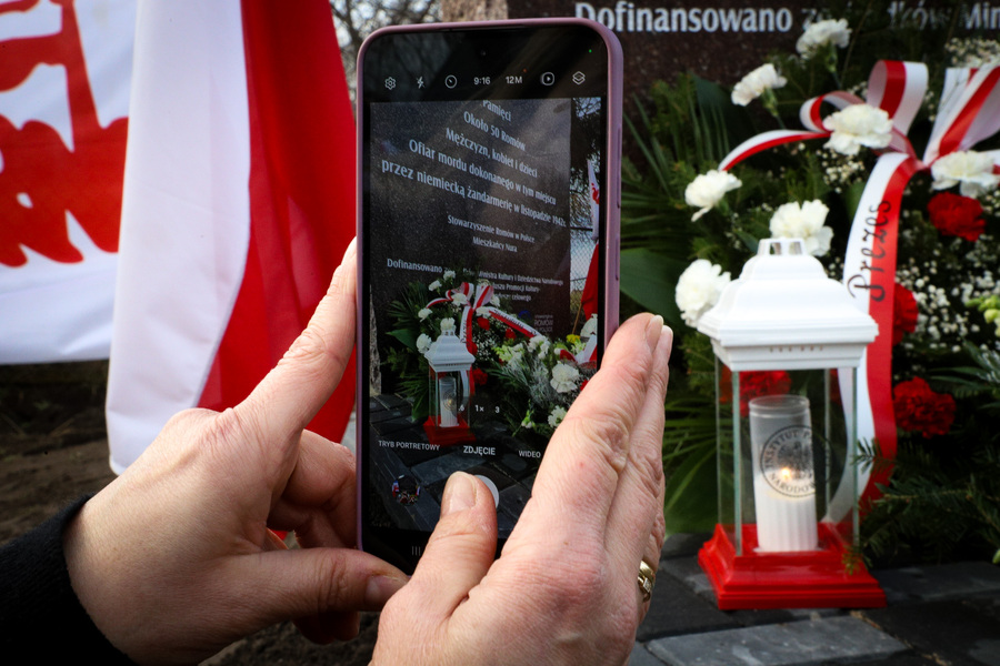 Uroczystości upamiętniające Romów zamordowanych przez żandarmerię niemiecką w listopadzie 1942 r. w miejscowości Nur – 20 grudnia, fot. Paula Prudziłowicz (IPN)