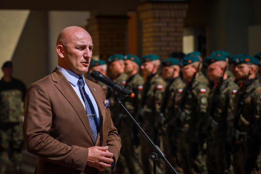 Uroczystość odsłonięcia tablicy upamiętniającej Ofiary Obławy Augustowskiej pochodzące z terenu dzisiejszej Gmina Płaska – 5 lipca 2025. Na zdjęciu dyrektor Oddziału Instytutu Pamięci Narodowej w Białymstoku dr Marek Jedynak, fot. Paula Prudziłowicz (IPN)