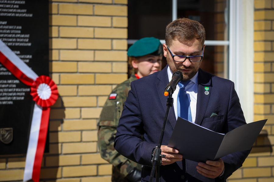 Uroczystość odsłonięcia tablicy upamiętniającej Ofiary Obławy Augustowskiej pochodzące z terenu dzisiejszej Gmina Płaska – 5 lipca 2025. Na zdjęciu wójt Gminy Płaska Michał Skubis, fot. Paula Prudziłowicz (IPN)