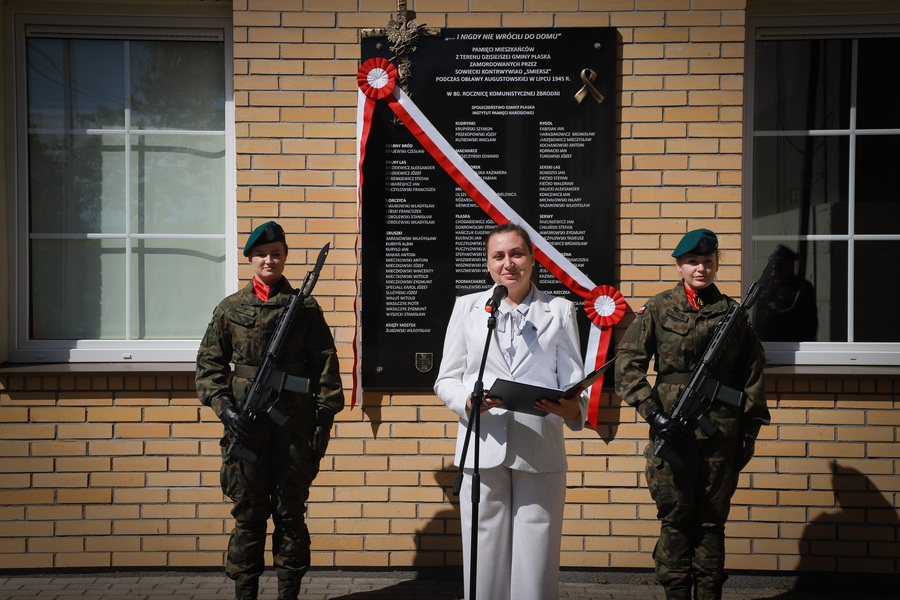 Uroczystość odsłonięcia tablicy upamiętniającej Ofiary Obławy Augustowskiej pochodzące z terenu dzisiejszej Gmina Płaska – 5 lipca 2025, fot. Paula Prudziłowicz (IPN)
