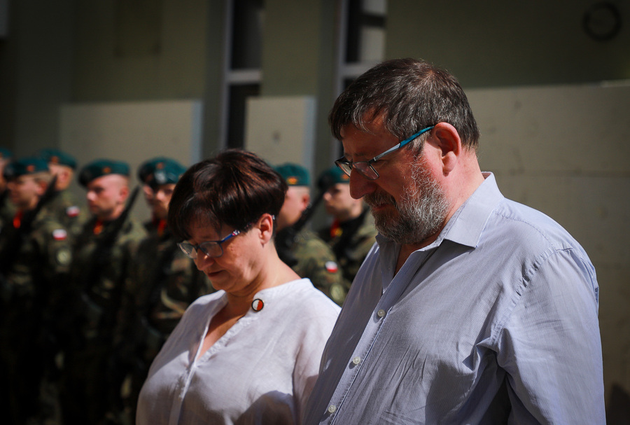 Uroczystość odsłonięcia tablicy upamiętniającej Ofiary Obławy Augustowskiej pochodzące z terenu dzisiejszej Gmina Płaska – 5 lipca 2025. Na zdjęciu Danuta i Zbigniew Kaszlejowie, fot. Paula Prudziłowicz (IPN)