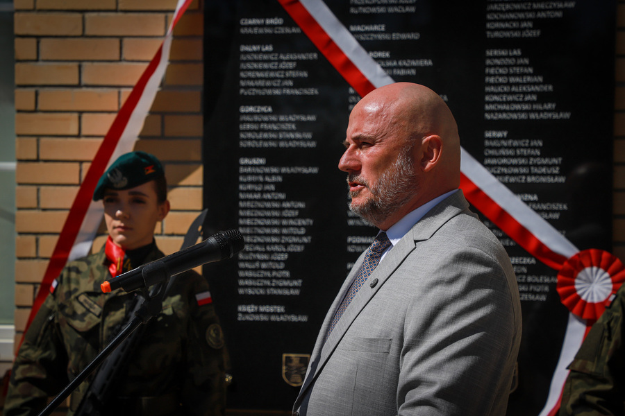 Uroczystość odsłonięcia tablicy upamiętniającej Ofiary Obławy Augustowskiej pochodzące z terenu dzisiejszej Gmina Płaska – 5 lipca 2025. Na zdjęciu wicestarosta augustowski Wojciech Szczudło, fot. Paula Prudziłowicz (IPN)