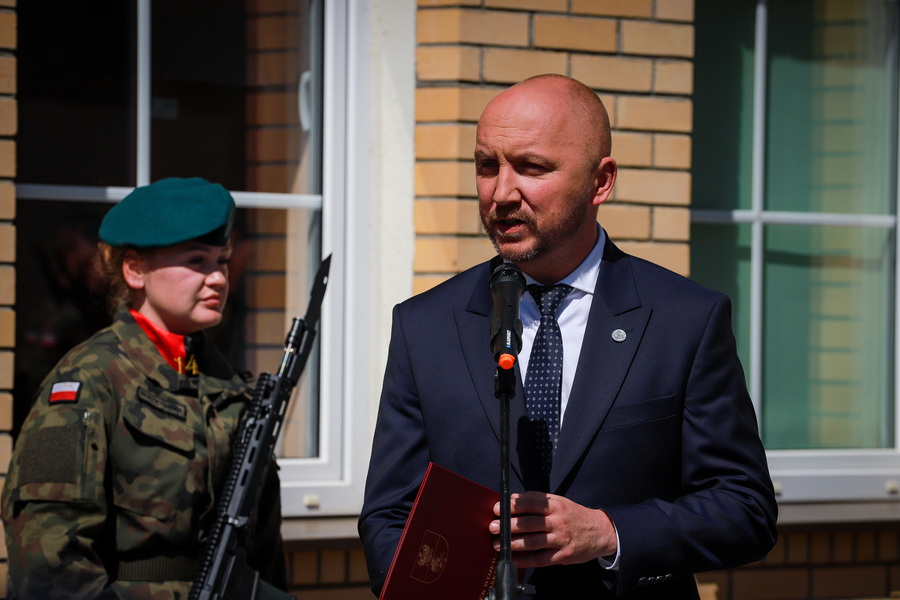 Uroczystość odsłonięcia tablicy upamiętniającej Ofiary Obławy Augustowskiej pochodzące z terenu dzisiejszej Gmina Płaska – 5 lipca 2025. Na zdjęciu Marszałek Województwa Podlaskiego Łukasz Prokorym, fot. Paula Prudziłowicz (IPN)