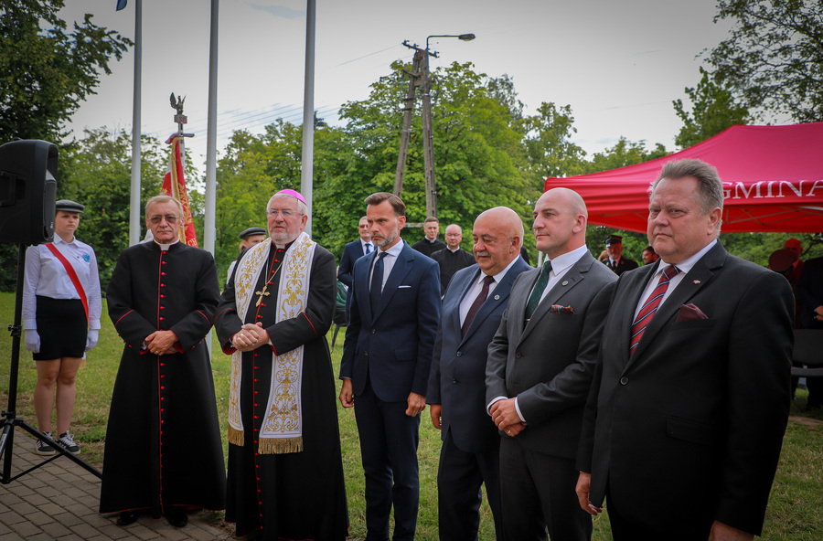 Uroczystość odsłonięcia tablicy upamiętniającej Ofiary Obławy Augustowskiej mieszkańców ziem wiżajeńskiej i suwalskiej w Wiżajnach – 6 lipca 2025Na zdjęciu: proboszcz parafii w Wiżajnach ks. Grzegorz Zwierzyński, Biskup Ełcki Jerzy Mazur, Wojewoda Podlaski Jacek Brzozowski, wójt Gminy Wiżajny Stanisław Pietrukiewicz, dyrektor Oddziału IPN w Białymstoku dr Marek Jedynak, Poseł na Sejm RP Jarosław Zieliński, fot. Paula Prudziłowicz (IPN)