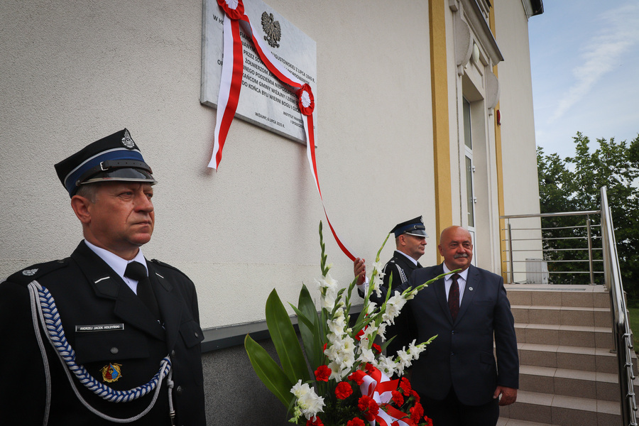 Uroczystość odsłonięcia tablicy upamiętniającej Ofiary Obławy Augustowskiej mieszkańców ziem wiżajeńskiej i suwalskiej w Wiżajnach – 6 lipca 2025. Na zdjęciu wójt Gminy Wiżajny Stanisław Pietrukiewicz, fot. Paula Prudziłowicz (IPN)
