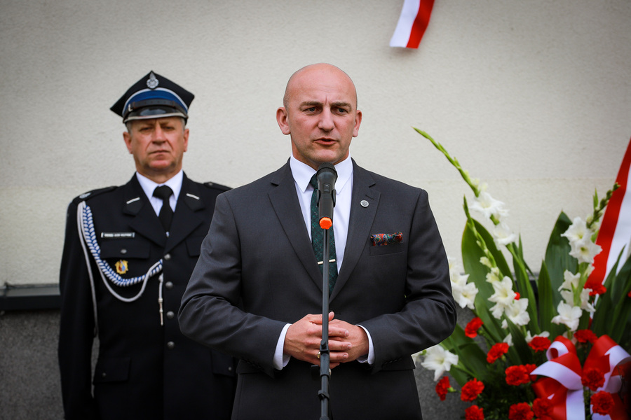 Uroczystość odsłonięcia tablicy upamiętniającej Ofiary Obławy Augustowskiej mieszkańców ziem wiżajeńskiej i suwalskiej w Wiżajnach – 6 lipca 2025. Na zdjęciu dyrektor Oddziału IPN w Białymstoku dr Marek Jedynak, fot. Paula Prudziłowicz (IPN)