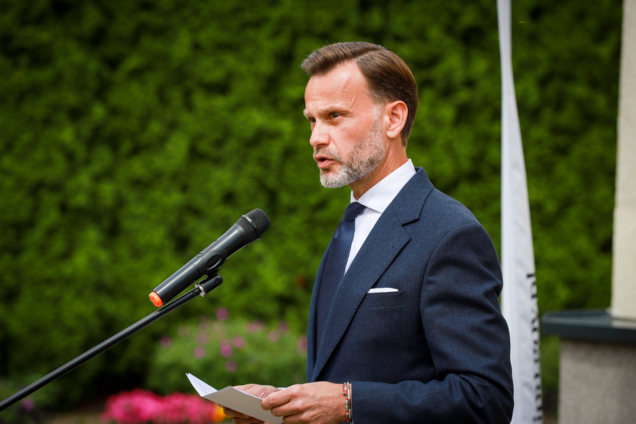 Uroczystość odsłonięcia tablicy upamiętniającej Ofiary Obławy Augustowskiej mieszkańców ziem wiżajeńskiej i suwalskiej w Wiżajnach – 6 lipca 2025. Na zdjęciu Wojewoda Podlaski Jacek Brzozowski, fot. Paula Prudziłowicz (IPN)