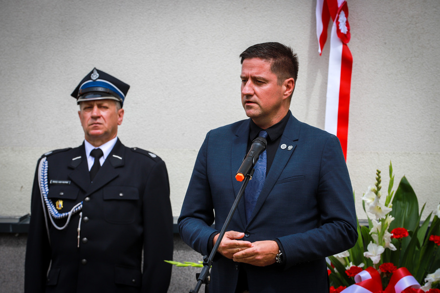 Uroczystość odsłonięcia tablicy upamiętniającej Ofiary Obławy Augustowskiej mieszkańców ziem wiżajeńskiej i suwalskiej w Wiżajnach – 6 lipca 2025. Na zdjęciu Poseł na Sejm RP Jacek Niedźwiecki, fot. Paula Prudziłowicz (IPN)