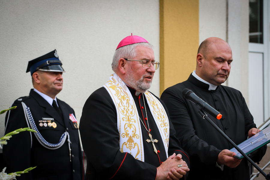 Uroczystość odsłonięcia tablicy upamiętniającej Ofiary Obławy Augustowskiej mieszkańców ziem wiżajeńskiej i suwalskiej w Wiżajnach – 6 lipca 2025. Na zdjęciu Biskup Ełcki Jerzy Mazur, fot. Paula Prudziłowicz (IPN)