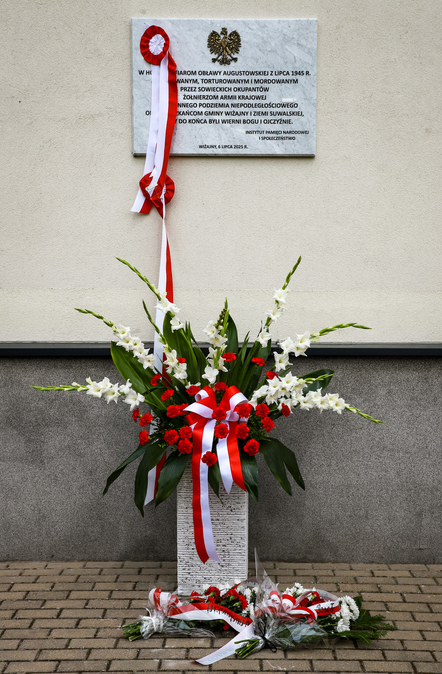 Uroczystość odsłonięcia tablicy upamiętniającej Ofiary Obławy Augustowskiej mieszkańców ziem wiżajeńskiej i suwalskiej w Wiżajnach – 6 lipca 2025, fot. Paula Prudziłowicz (IPN)