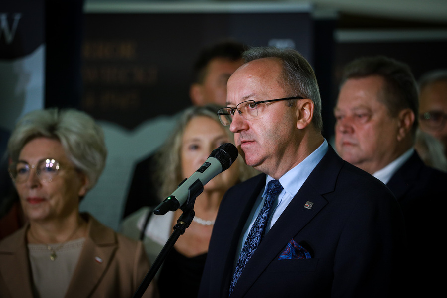 Otwarcie wystawy przygotowanej przez Oddział Instytutu Pamięci Narodowej w Białymstoku „…i nigdy nie wrócili do domu. Alfabet Obławy Augustowskiej” w Sejmie Rzeczypospolitej Polskiej – 9 lipca 2025. Na zdjęciu zastępca prezesa IPN dr hab. Karol Polejowski, fot. Paula Prudziłowicz (IPN)