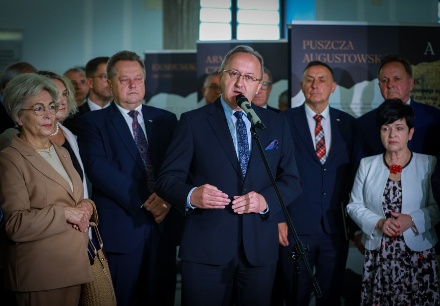 Otwarcie wystawy przygotowanej przez Oddział Instytutu Pamięci Narodowej w Białymstoku „…i nigdy nie wrócili do domu. Alfabet Obławy Augustowskiej” w Sejmie Rzeczypospolitej Polskiej – 9 lipca 2025. Na zdjęciu zastępca prezesa IPN dr hab. Karol Polejowski, fot. Paula Prudziłowicz (IPN)