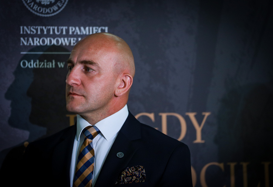 Otwarcie wystawy przygotowanej przez Oddział Instytutu Pamięci Narodowej w Białymstoku „…i nigdy nie wrócili do domu. Alfabet Obławy Augustowskiej” w Sejmie Rzeczypospolitej Polskiej – 9 lipca 2025. Na zdjęciu dyrektor Oddziału IPN w Białymstoku dr Marek Jedynak, fot. Paula Prudziłowicz (IPN)