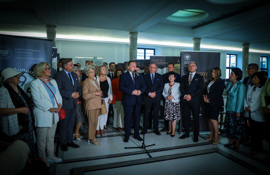 Otwarcie wystawy przygotowanej przez Oddział Instytutu Pamięci Narodowej w Białymstoku „…i nigdy nie wrócili do domu. Alfabet Obławy Augustowskiej” w Sejmie Rzeczypospolitej Polskiej – 9 lipca 2025. Na zdjęciu zastępca prezesa IPN dr hab. Karol Polejowski, poseł na sejm RP Jarosław Zieliński, dyrektor Oddziału IPN w Białymstoku dr Marek Jedynak, fot. Paula Prudziłowicz (IPN)